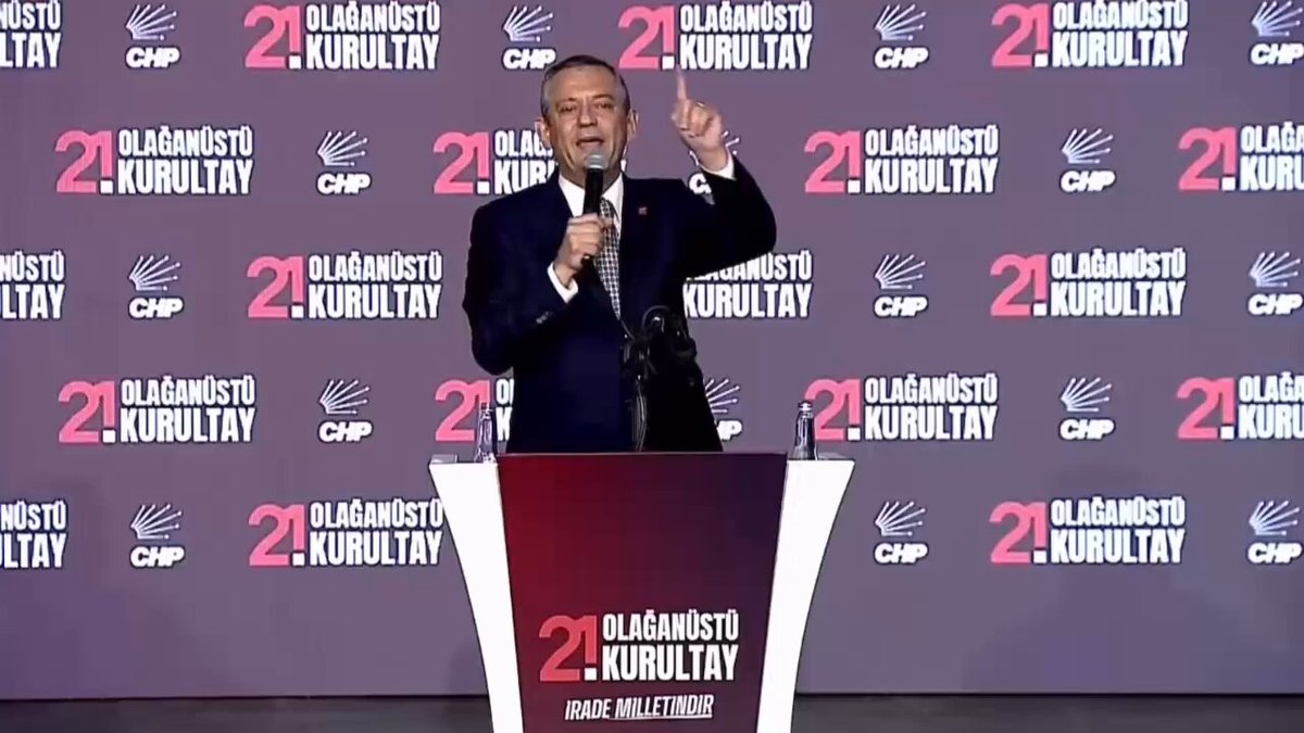 Özgür Özel, CHP delegelerine telefon verilmediğini kanıtlamaya çalıştı.
