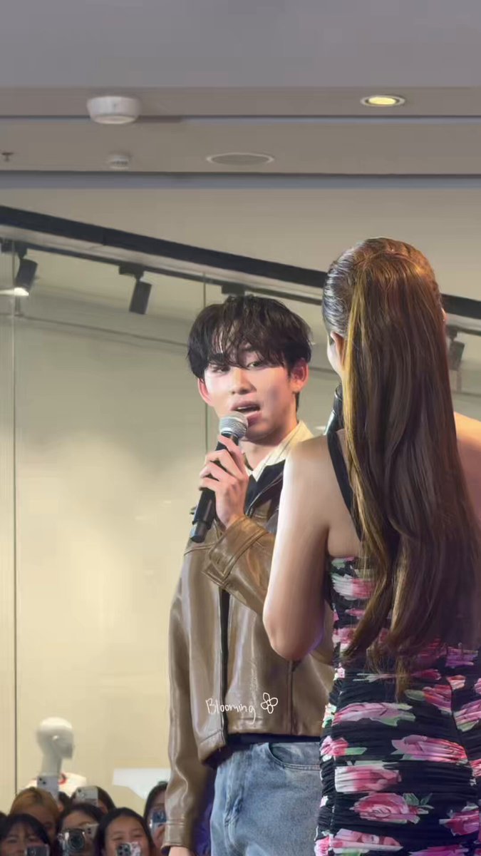 🦈 : กิจกรรมนี้อยู่ยันห้างปิดเลยมั้ย 🦈 : เขา (วิลเลี่ยม) บอกเขาจะมา แต่มาไม่ทัน 🦈 : คุยกันเรียบร้อยละ อันนี้เล่าหรือขิงน้องเอสสสส ละดูทำหน้า หมั่นเข้วมากๆๆๆ EST X WONDER SPLASH #TheICONMedicalClinicxEST