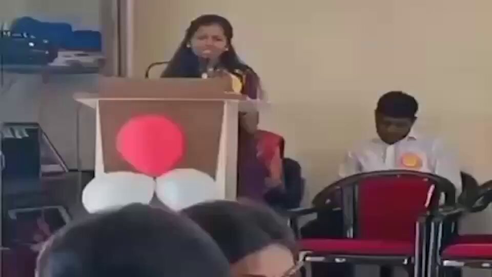 एक और हंसते-बोलते-चलते मौत LIVE महाराष्ट्र के धाराशिव जिले में 20 साल की वर्षा खरात कॉलेज समारोह में अचानक मर गई । स्टेज पर ही । हैरानी की बात है कि हर बात पर आहत होने वाले मीडिया/सरकार/राजनीति में इसे गंभीर मुद्दा क्यों नहीं मान रहे? क्यों नहीं इस पर राष्ट्रीय बहस हो