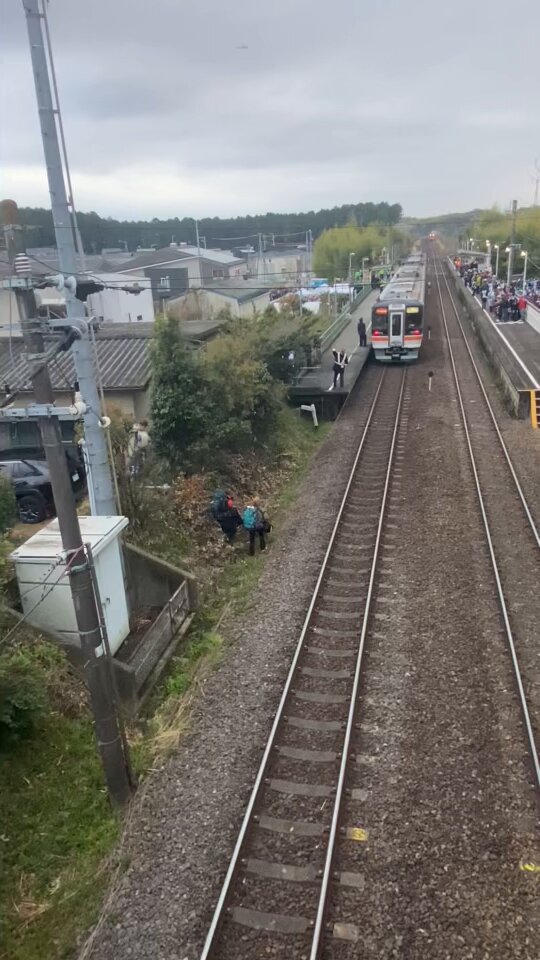 F1開催で駅が大混雑し線路からホームへ行ってしまう…