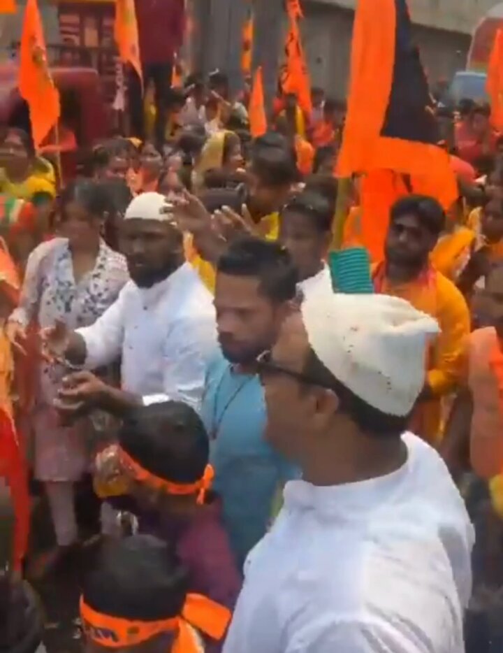 BREAKING NEWS 🔥 This is the nightmare for BJP and RSS Muslims in West Bengal are giving water, juices and laddus to Hindus celebrating #RamNavami They are also helping in conducting smooth rallies across districts. 🫡 Spread it because Godi Media will hate to show this.