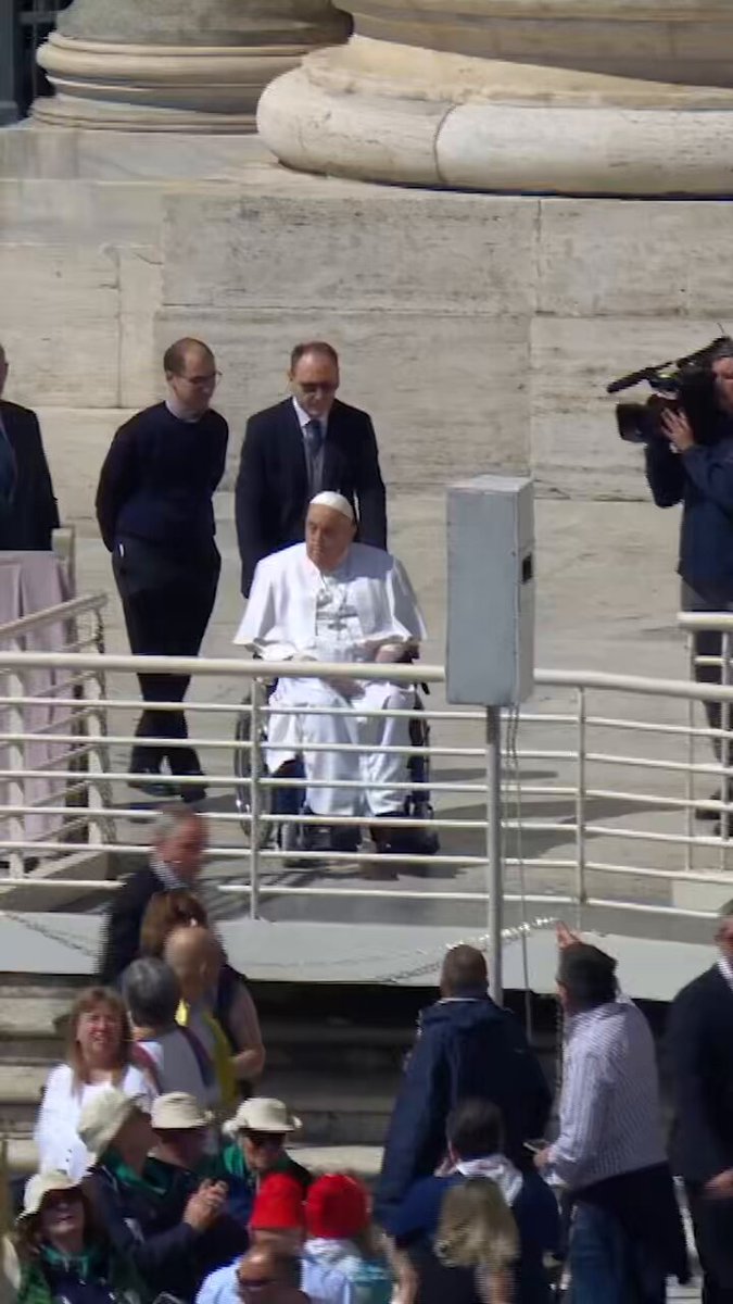 Bom domingo a todos! Muito obrigado! 🙏 #PapaFrancisco