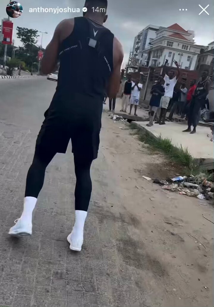 Anthony Joshua gets a brilliant reaction from locals whilst he’s on a run this morning. [🎥 Anthony Joshua]