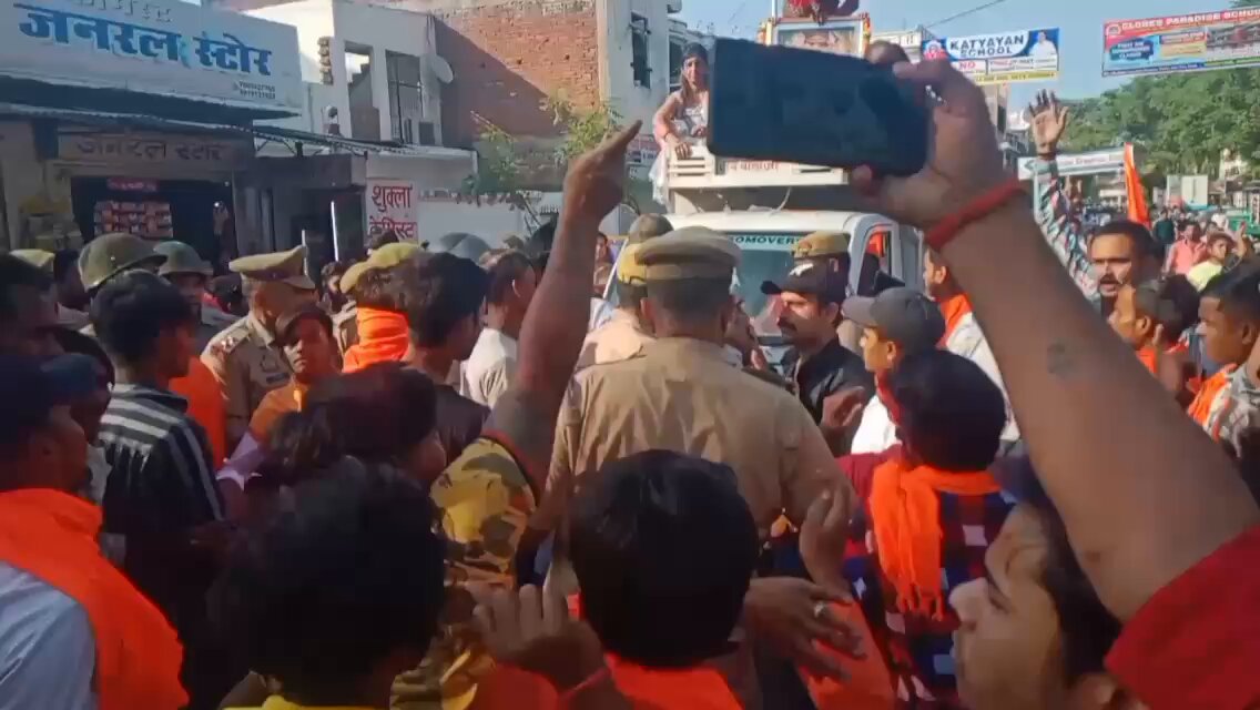 आक्रोशित कार्यकर्ताओं ने पुलिस पर जूता फेंका। #Kanpur #RamNavami NBT Lucknow