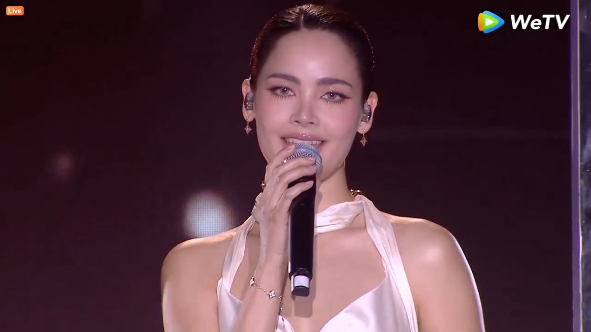 ญาญ่าโชว์เพลง 'The Trouble is.. (ปัญหาของฉัน)' คือดีมากกกก รายการทำสเตจสวยอ่ะ แล้วญาญ่าสวยหวานมาก เหมือนอนงค์เดินหลุดออกมาจากละครหนึ่งในร้อยเลยยยย #CHUANGAsiaGrandDebutNight #urassayas #ญาญ่า