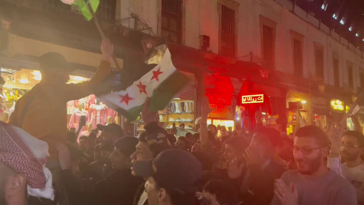 🚨#SONDAKİKA ⚪️Şam’ın birçok bölgesinde Filistin’e destek gösterileri düzenleyen Suriyeliler, İsrail’e karşı cihat ilan edilmesini talep etti.