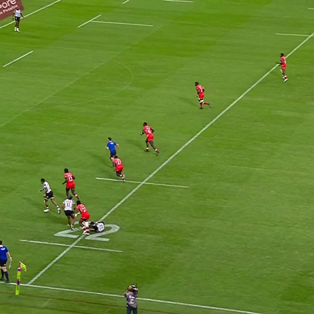 A classic Fiji Rugby Union offload 🏉 Alusio Vakadranu receives a fantastic offload and works his magic to score in the #HSBCSVNSSGP final 🎩✨ #HSBCSVNS
