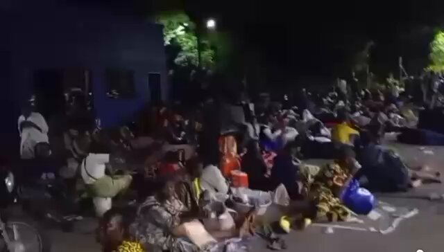 #RDC: La ville de Kinshasa est plongée dans une situation catastrophique, où les habitants sont contraints de trouver refuge dans des lieux improbables pour échapper aux inondations. Certains ont passé la nuit dans des stations d'essence, tandis que d'autres ont trouvé refuge sur les toits de leurs maisons, cherchant désespérément à se mettre à l'abri. D'autres encore sont bloqués sur les routes, prisonniers de leurs véhicules, attendant que les eaux se retirent. La ville est paralysée, et les scènes de désolation sont omniprésentes, témoignant de l'ampleur de la catastrophe. Alors plusieurs personnes sont décédées et que le bilan réel n’est pas encore connu plusieurs endroits étant inaccessibles, les autorités ont blâmé la population qui « a construit dans des zones frappées par l’interdiction de construction ». (Vidéo illustrant comment certains kinois ont passé la nuit de samedi à ce dimanche) 👇