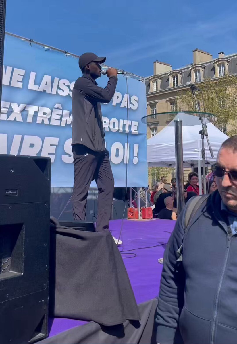 🚨 🇫🇷 Un jeune migrant mineur isolé de 35 ans de la Gaîté Lyrique s’exprime lors de la manifestation contre Marine Le Pen ! Mohammed s'exclame : « Honte à ce pouvoir qui ne respecte pas l’humanité ici en France… »