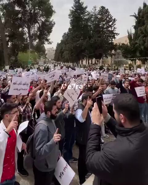 "يا سنوار... محمد ضيف... أبو العبد... مروان عيسى... أبو عبيدة ..بايعناك" رحم الله وصفي التل الذي أسس الصرح العظيم الذي يسمى الجامعة الأردنية لتكون مكان للنجاح والتفوق والتقدم والازدهار واليوم تأتي فرق وأحزاب ليبددوا حلم الأردنيين بأن يكون التعليم الاول في العالم ويستبدلوا طالب الجامعة بآلة مؤدلجة لا تعقل ولا تحمل هم الوطن بل تكفر بكل اركان الوطن والمبايعة لكل مارق تكفيري جامعاتنا إلى اين!؟.