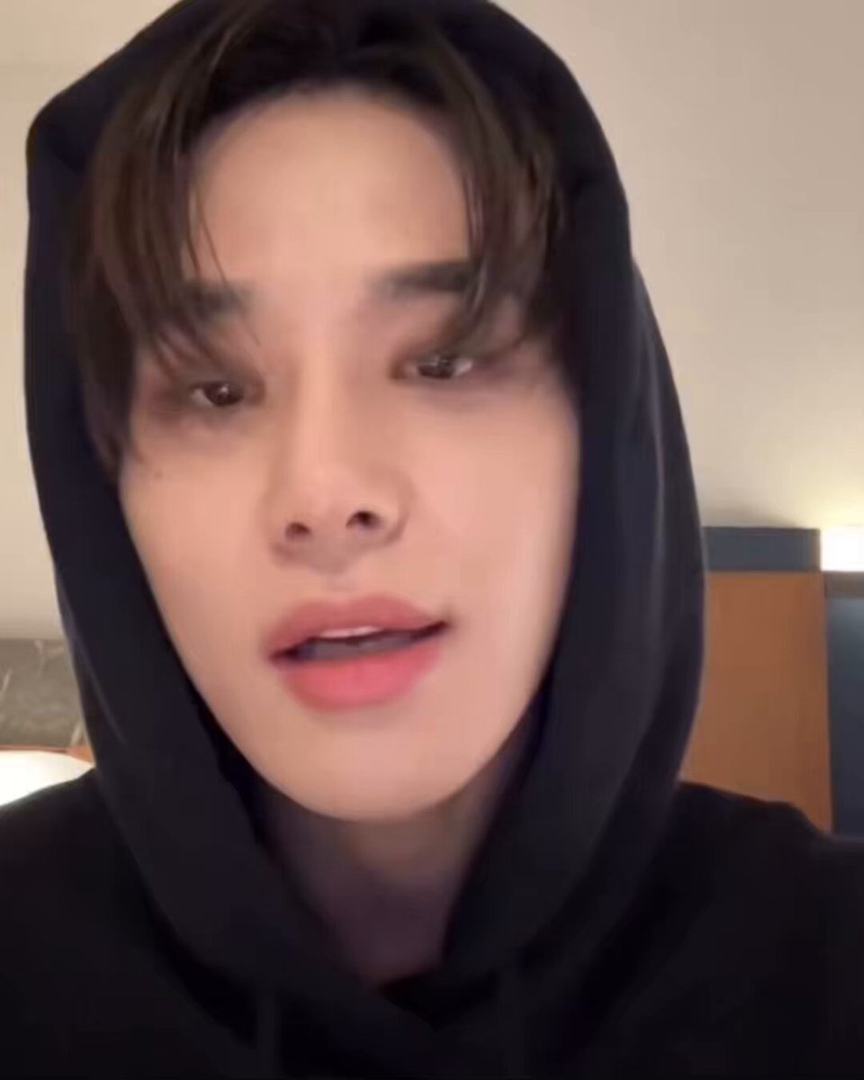 🐶 Rencana encore? Sejauh ini kita belom denger omongan apa2 sih.. tapi mungkin, bisa aja ada plan nya (?)🥲 aku sekarang gabisa sembarang ngomong 🐶 Sekarang sisa show di macau sama tokyo dome, kita masih ada jeda kok, jd di sela2 waktu itu kita menghabiskan waktu kita masing2, ada member yang solo schedule.. tolong support semuanya yaa, aku harus dateng ke solo mark juga dong.. aku udh bilang klo bakal dateng support dia *jeda 15 detik 🐶 Kalo bisa encore ya bakal seneng bgt sih.. 🥺🥺