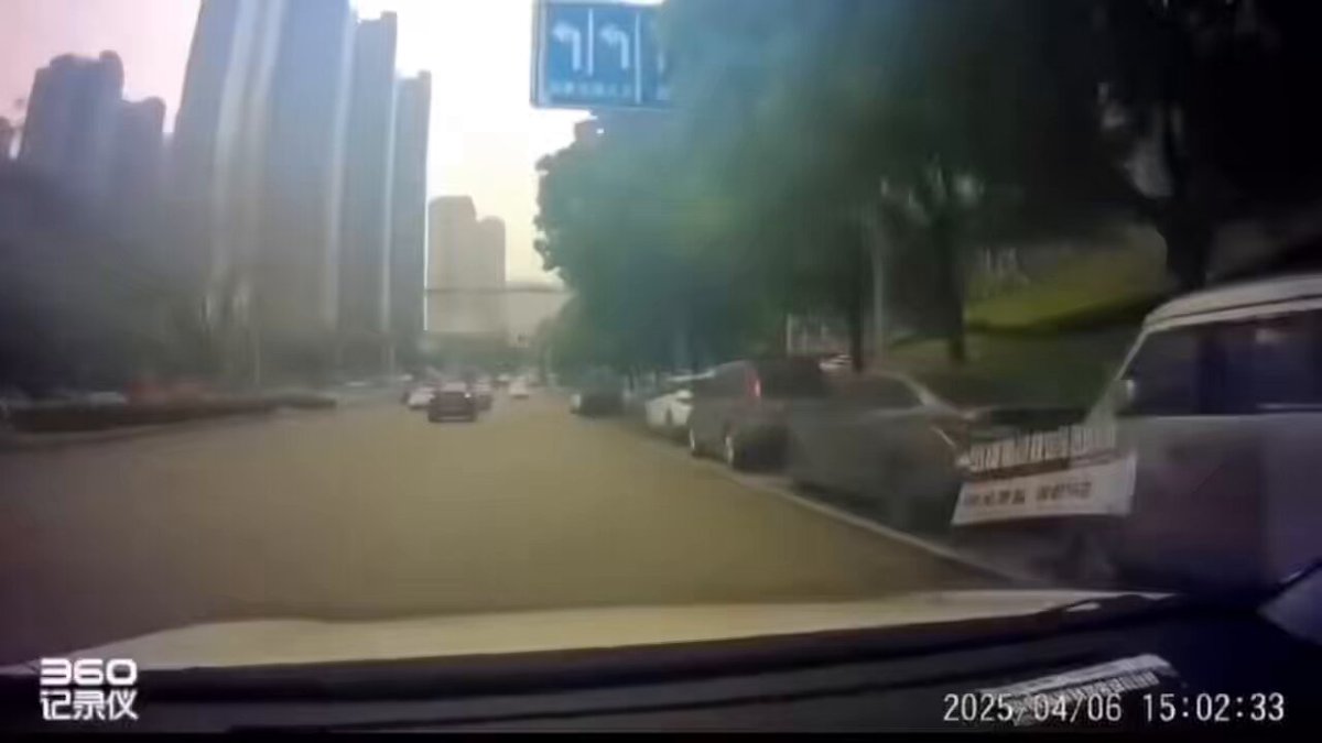 Tesla Model Y once again performed a safety miracle. The female driver got out of the car and left by herself after the accident!