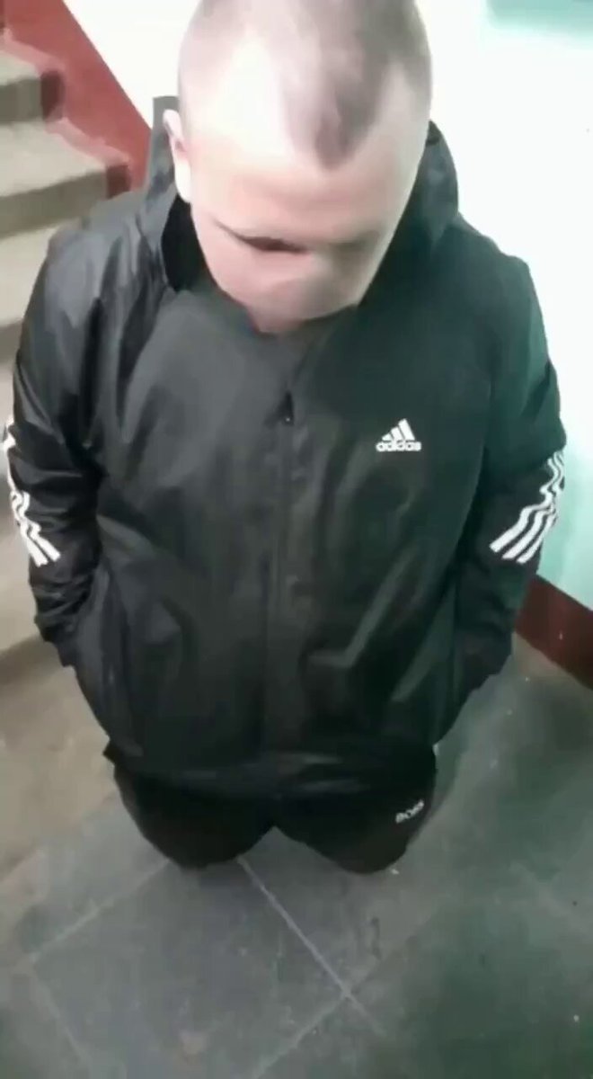В родном Петербурге скоро начнут добрыми словами вспоминать ночного губернатора даже в 90е такого не позволяли. На днях в Колпино какие-то горячие чеченские парни устроили стрельбу и поножовщину. Их оперативно скрутили, слава богу — арестовали. Всё это происходило средь бела дня, и, конечно, окрестные подростки всё это снимали, выкладывали, а потом ещё и дали показания полиции (что правильно). А дальше началось поразительное. Ребят отловили представители местных кадыровцев, поставили на колени и заставили на камеру извиняться за то, что они совершили абсолютно законопослушный поступок. Самого активного, вроде как, полиция по данному факту опросила, но не задержала — хотя ничем иным, как давлением на свидетеля, это не является. Поражает не только спокойное отношение ко всему этому со стороны полиции, но и молчание всех этих карманных ультрапатриотов — Милонова, Русской общины, «Сорока сороков». Гонять мигрантов под крышей полиции — дело нехитрое. А вот когда речь идёт о действительно организованной преступной группе — тут берут выходной. Перефразируя классика: «При Сергеиче такого не было».