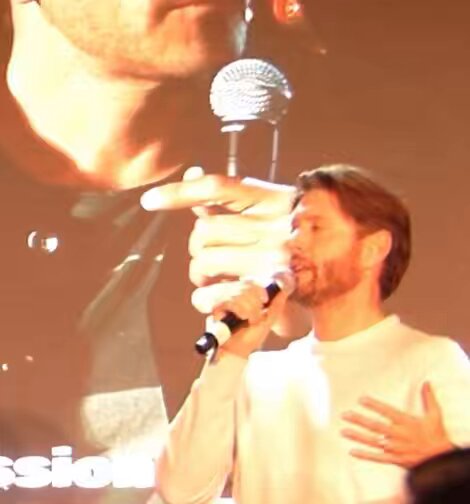 jensen really can’t hide his feelings when misha gets on his knees