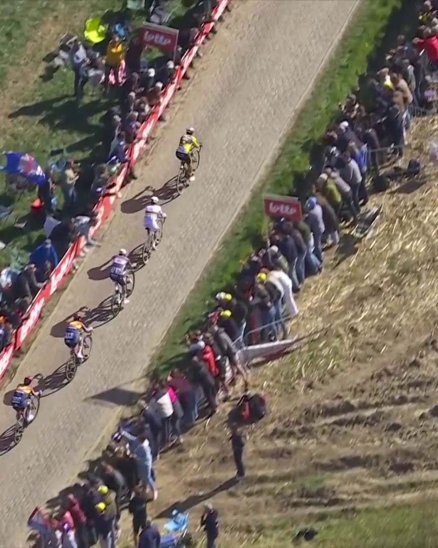 Al quinto tentativo arriva l'attacco che fa malissimo a Van Aert e Van Der Poel๐ฑ Tadej Pogacar mette tutti a ruota a 17km dall'arrivo ๐ด๐ช #ciclismo #RVV2025 #Fiandre #Pogacar