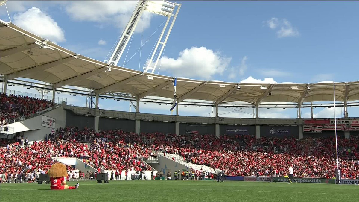 There's a delay to kick off in Toulouse due to the parachutist getting stuck on the way in to the stadium 🪂 #InvestecChampionsCup