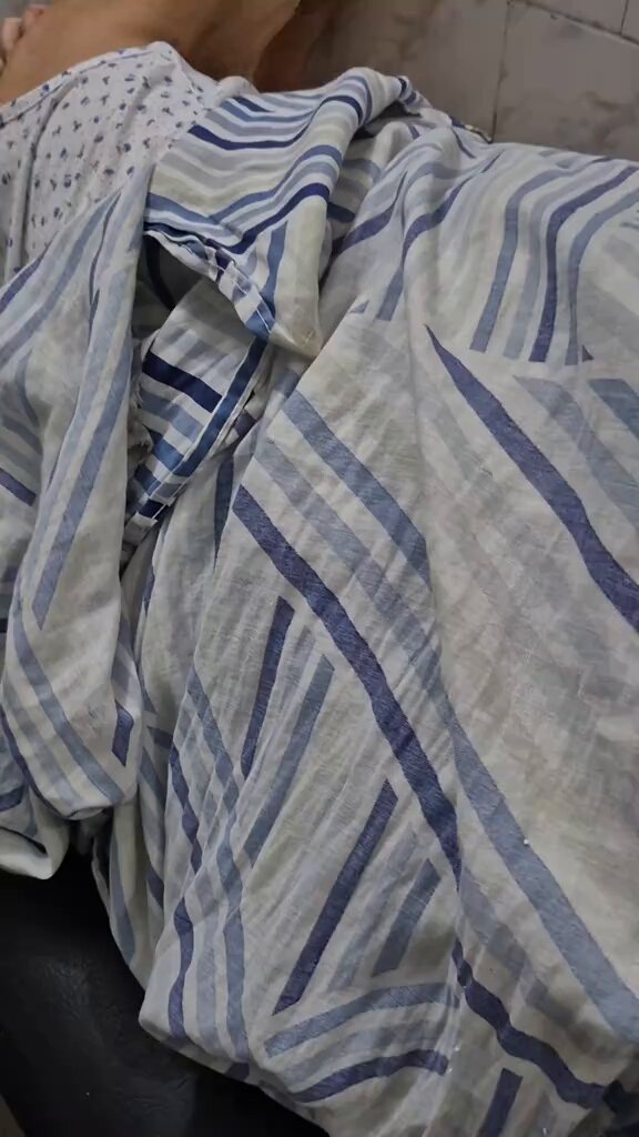 ▶️INHUMANO | ​​​​​​​​​​​​😡 Tardaron más de 6 horas en atender a una paciente en estado grave en el Hospital de Barrio Obrero.😖 🔴La señora de 80 años falleció y su hija arremetió con impotencia por la deplorable atención recibida. 🗣️"Es una vergüenza este país, estoy histérica porque para ellos nadie es gente, son unos miserables". 🎥graciela.ortiz5323 (TT)