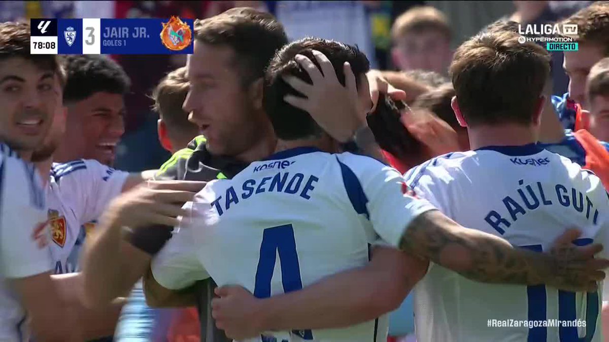 Un gol que es aire en la batalla por seguir en #LALIGAHYPERMOTION 🥵 Una celebración, la de toda La Romareda, que explica taaaantas cosas... El Real Zaragoza vuelve a salir del descenso. ESTE HISTÓRICO NO QUIERE IRSE ✨
