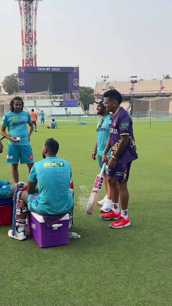 Digvesh Rathi meets his idol Sunil Narine ❤️ Nicholas Pooran asked "He doesn't celebrate but why you celebrate?" Digvesh replied "I am Delhi". 😀👌