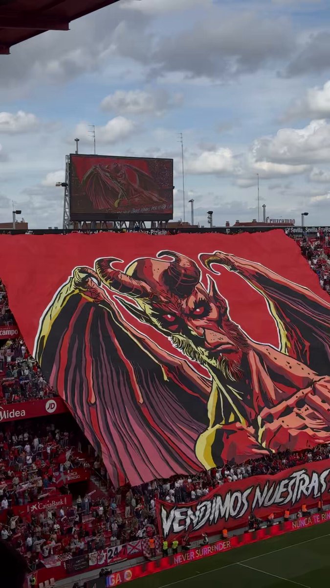🔴 “Vendimos nuestras almas por verte campeón”. 🔥 El tifo del Gol Norte del #SevillaFC para recibir al Atlético de Madrid. Relevo