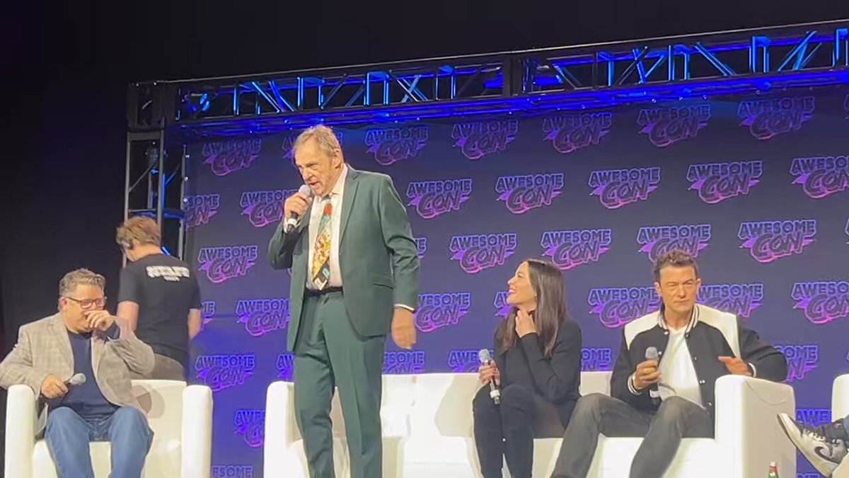 Sean Astin crashes #TheLordOfTheRings panel and joins costars Orlando Bloom, Liv Tyler, and John Rhys-Davies at Awesome Con!