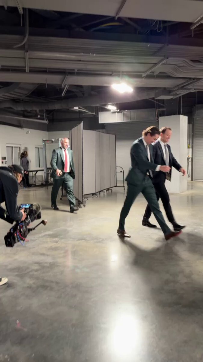 Ovi is IN THE BUILDING with a chance at history 📍 Does he score 895 today?