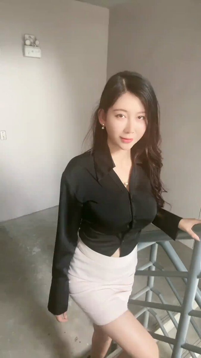 李雅 姐姐的OL装好看吗？