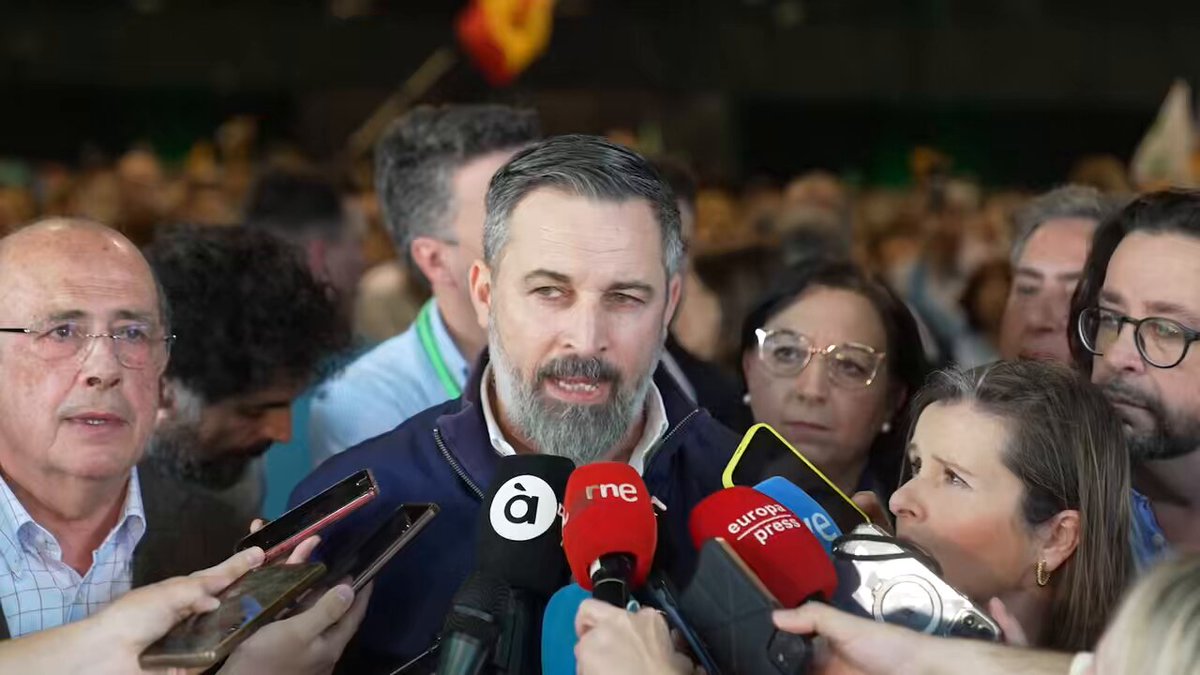 🔴 ÚLTIMA HORA | Santiago Abascal DESTRUYE al PSOE por utilizar los aranceles para justificar cuatro décadas de corrupción y saqueo a los españoles: “Arancel es gastarse el dinero público en coca y putas como ha hecho el Gobierno de Sánchez”.