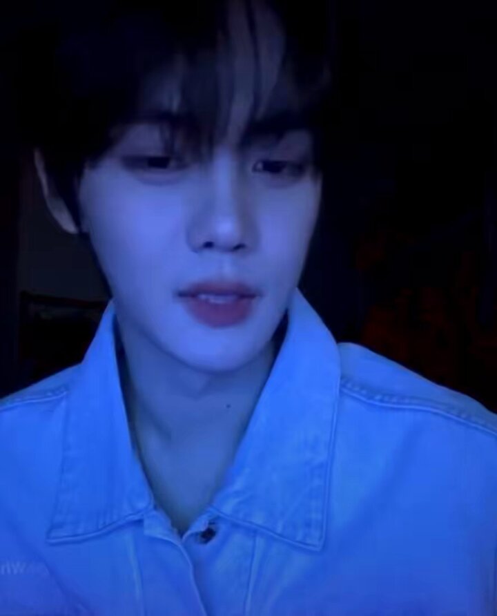 김규빈 파란모니터 얼굴 진짜 **