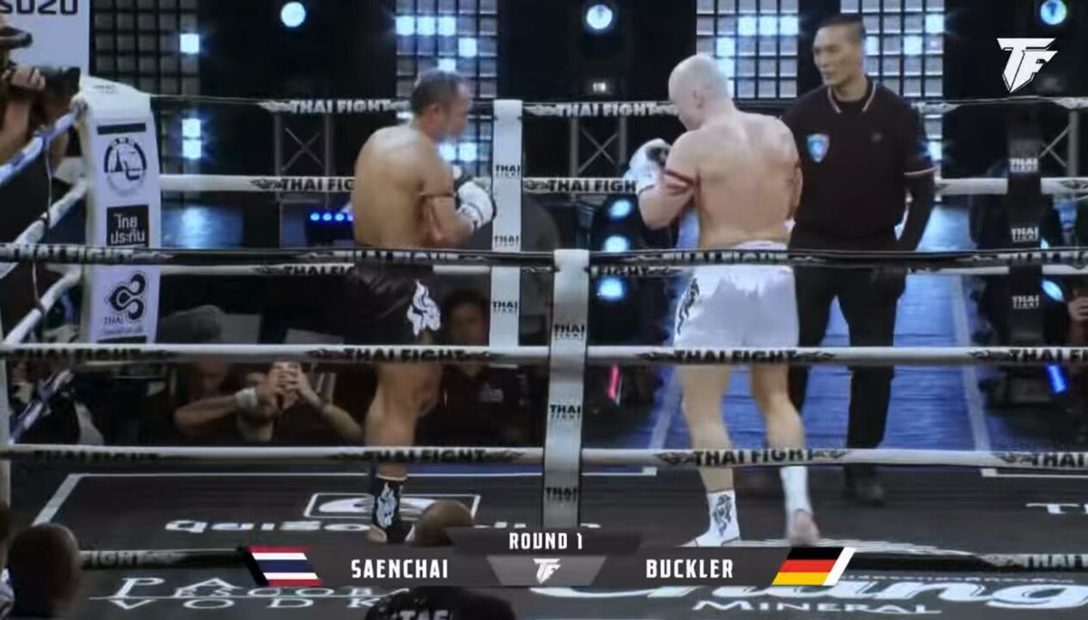 Saenchai KOs Jesse Buckler by a brutal KNEE 🦵🏻to the ribs early in R1 at Thai Fight Rome 🥊🔥