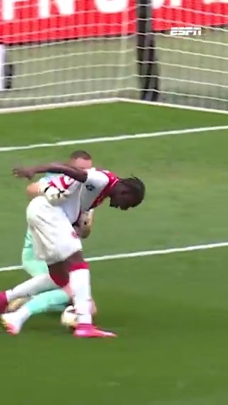 Roy Kortsmit maakt een gigantische fout en gooit Don-Angelo Konadu op de grond🫣 #ajanac