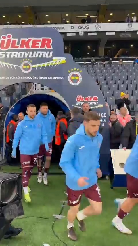 Trabzonsporlu futbolcular, ısınmak için sahada.