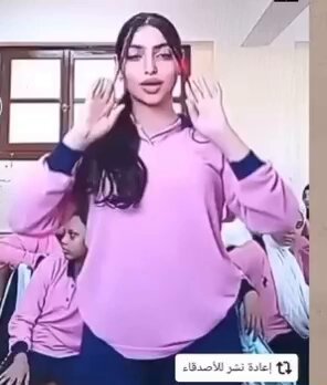 البنت اللي وراها ماليها الصورم 😂