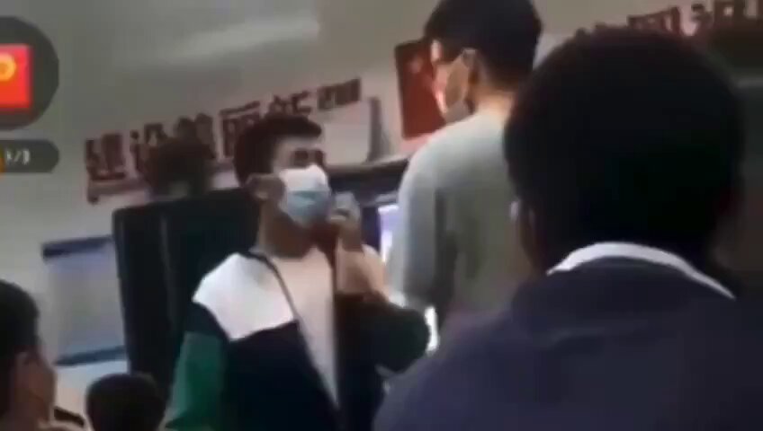 Bir Çinli Uygur Çocuğu vahşice dövüyor Uygur Çocuk , Çinliye karşı gelirse Uygur çocuğun anne ve babası çeşitli bahanelerle derhal Topluma kampına atılabileceğini biliyor.