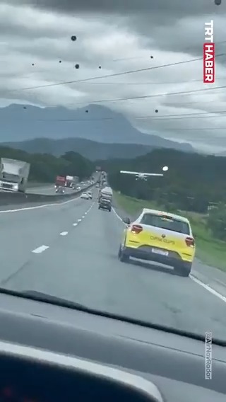 Brezilya'da motoru arızalanan uçak otoyola acil iniş yaptı.
