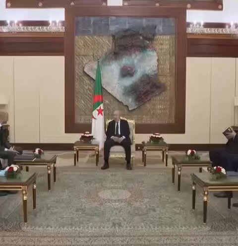 شاهدوا لغة الجسد تلخّص كل شيء.. وزير الخارجية الفرنسي يحني رأسه وكأنه يقول سمعا وطاعة للرئيس تبون.🇩🇿💪..
