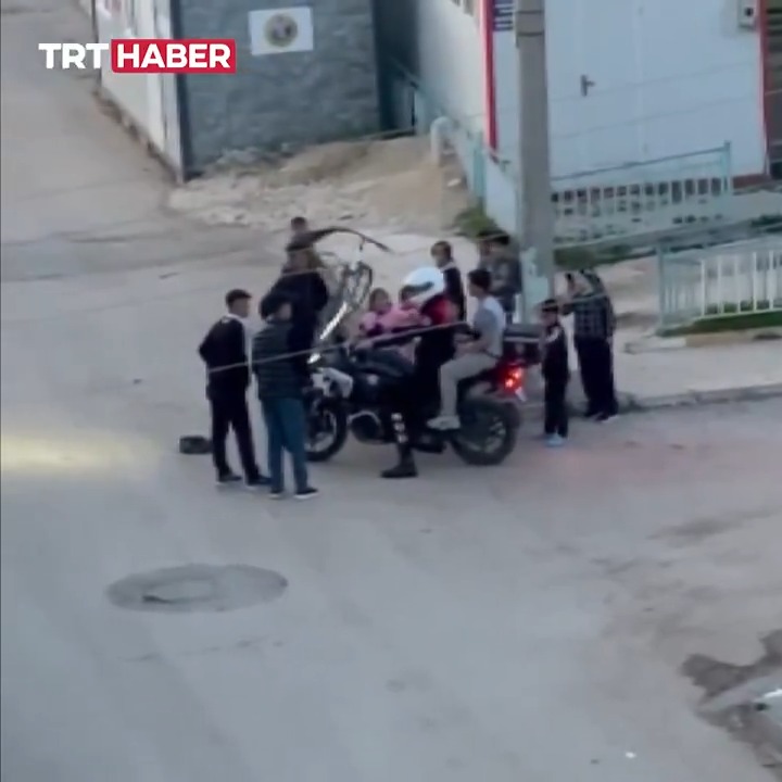 Adıyaman'da bir yunus polisi, motosiklete binmek isteyen çocukları sırayla gezdirdi.