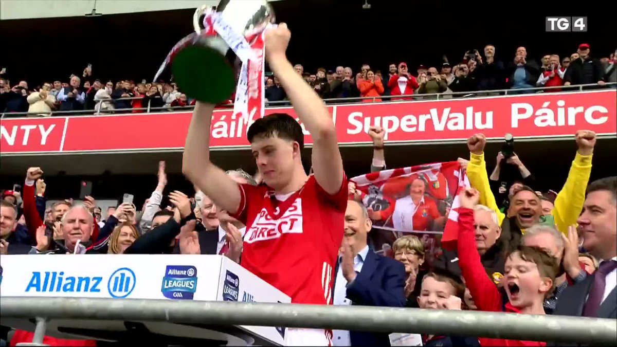 Scór Lán-Ama Cork GAA 3-24 (33) Tipperary GAA 0-23 (23) Comhghairdeas le Cork GAA , seamipíní sraithe 2025 .👏 Captain Robert Downey , accepts Corn 🏆