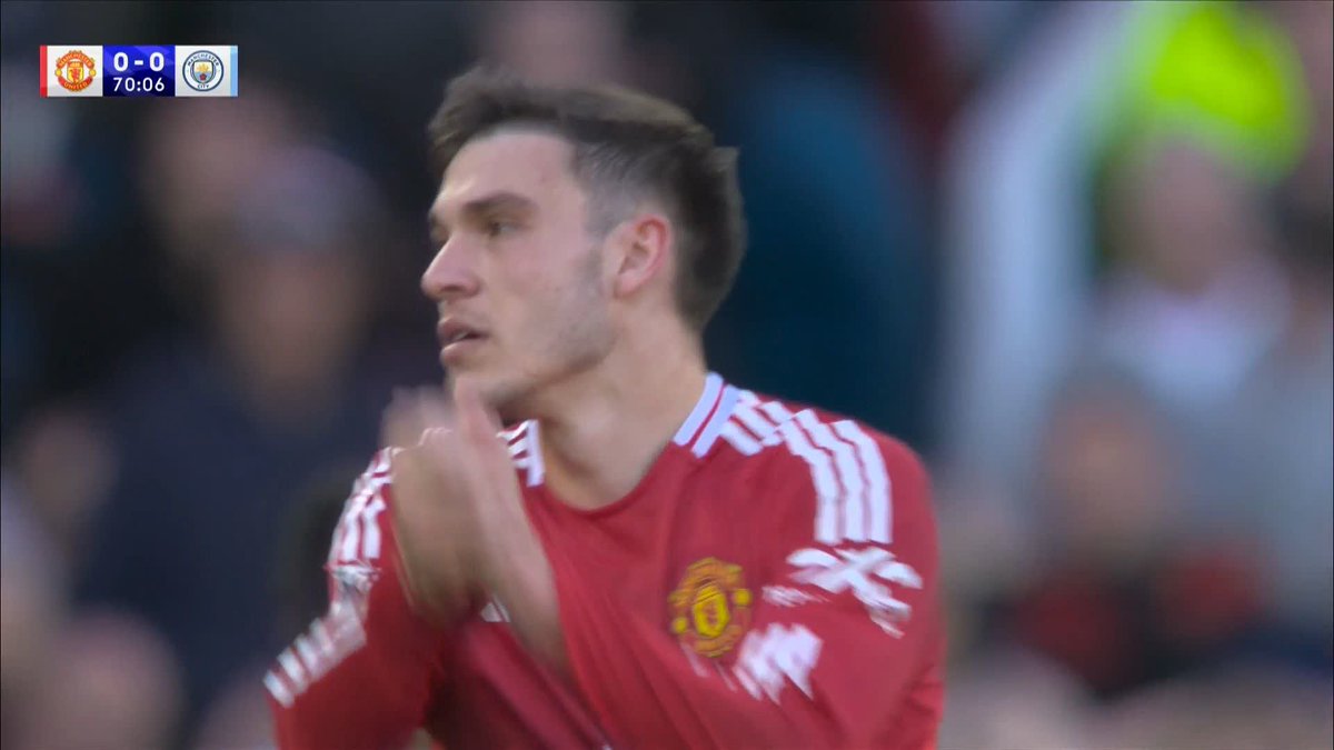 Manuel Ugarte comes incredibly close to finding the net! 😨