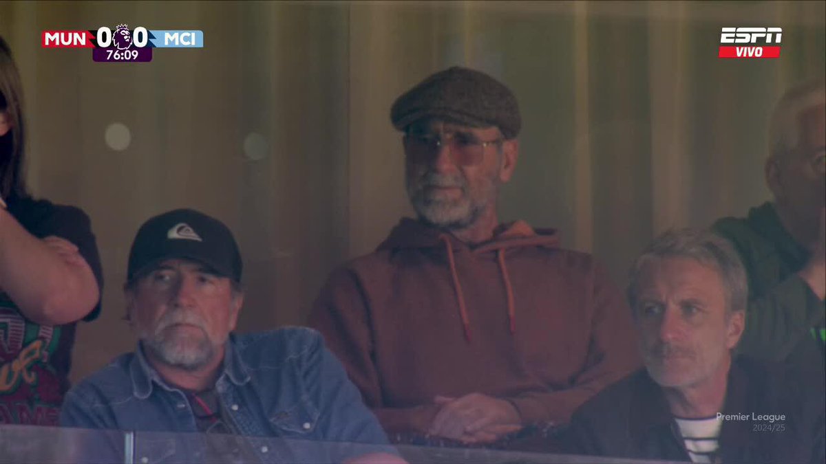 PRESENCIA DE LUJO EN OLD TRAFFORD: ¡Éric Cantona presente en el clásico de Mánchester! 📺 Toda la #Premier, por #DisneyPlus