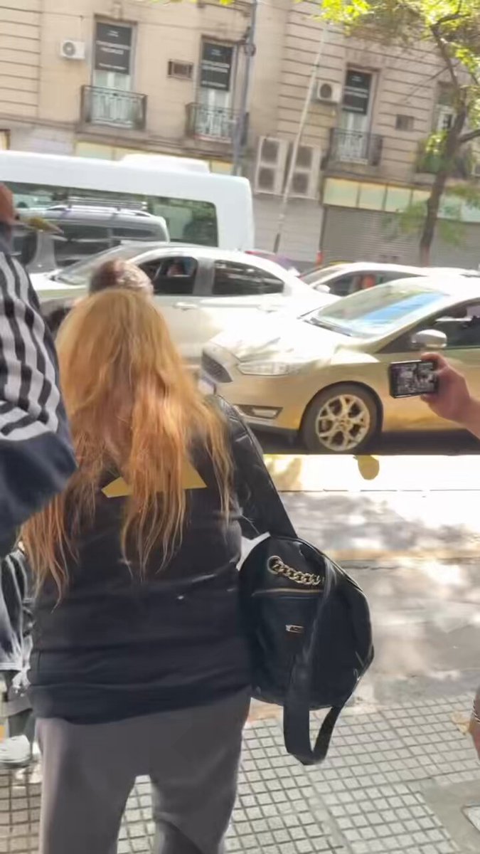 Charly García Hoy! Saliendo de su departamento y recibiendo el amor de sus fans!