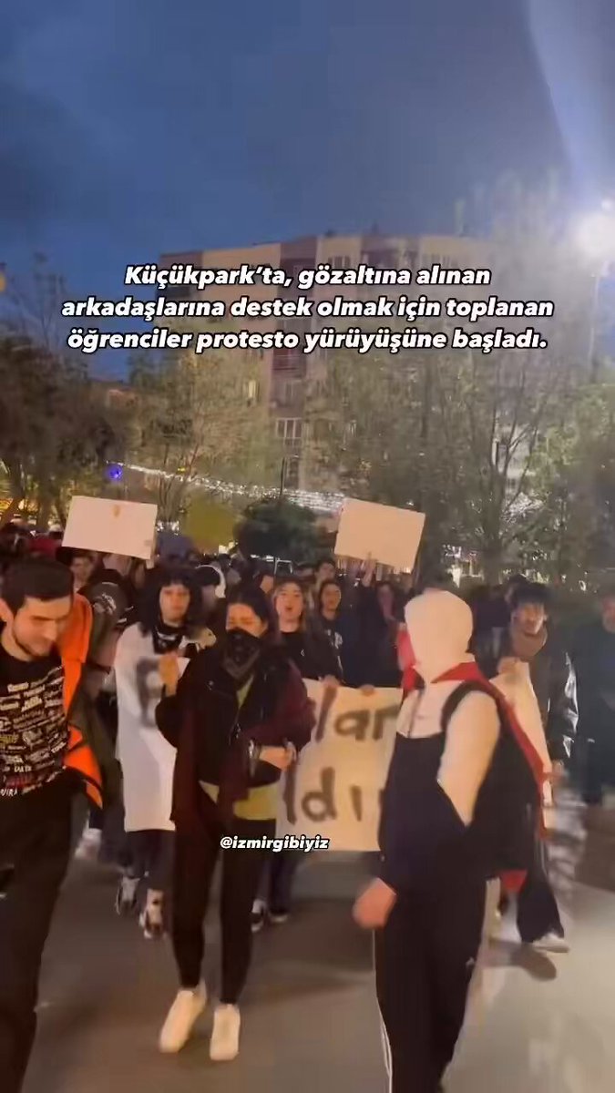 Küçükpark’ta, gözaltına alınan arkadaşlarına destek olmak için toplanan öğrenciler protesto yürüyüşüne başladı.