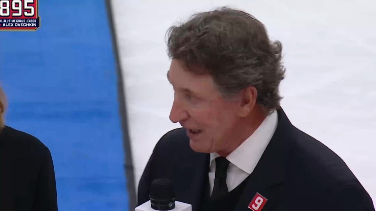 “I said I’d be the first one to shake your hand when you broke the record.” Gretzky kept his promise 🤝