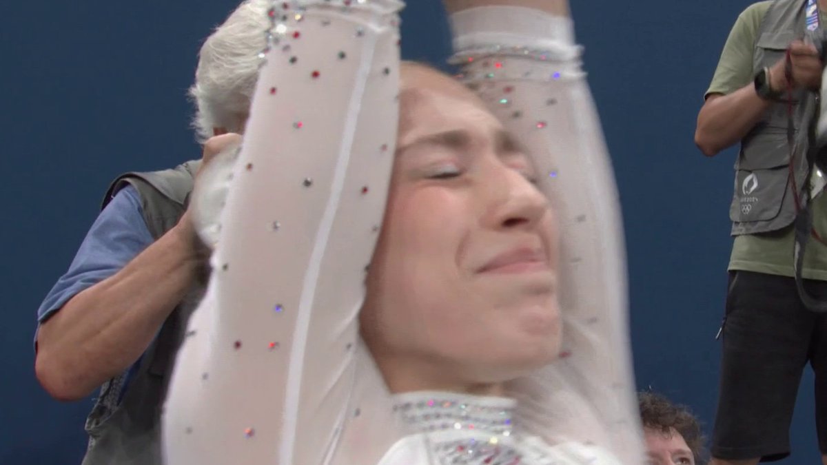 🤸‍♂️ #Stade2 | Les secrets d’un mouvement en or ❓ L’été dernier, Kaylia Nemour est devenue championne olympique aux barres asymétriques. Son secret, un mouvement qui porte désormais son nom : alors, comment le « Nemour » a-t-il été imaginé, travaillé et perfectionné ?
