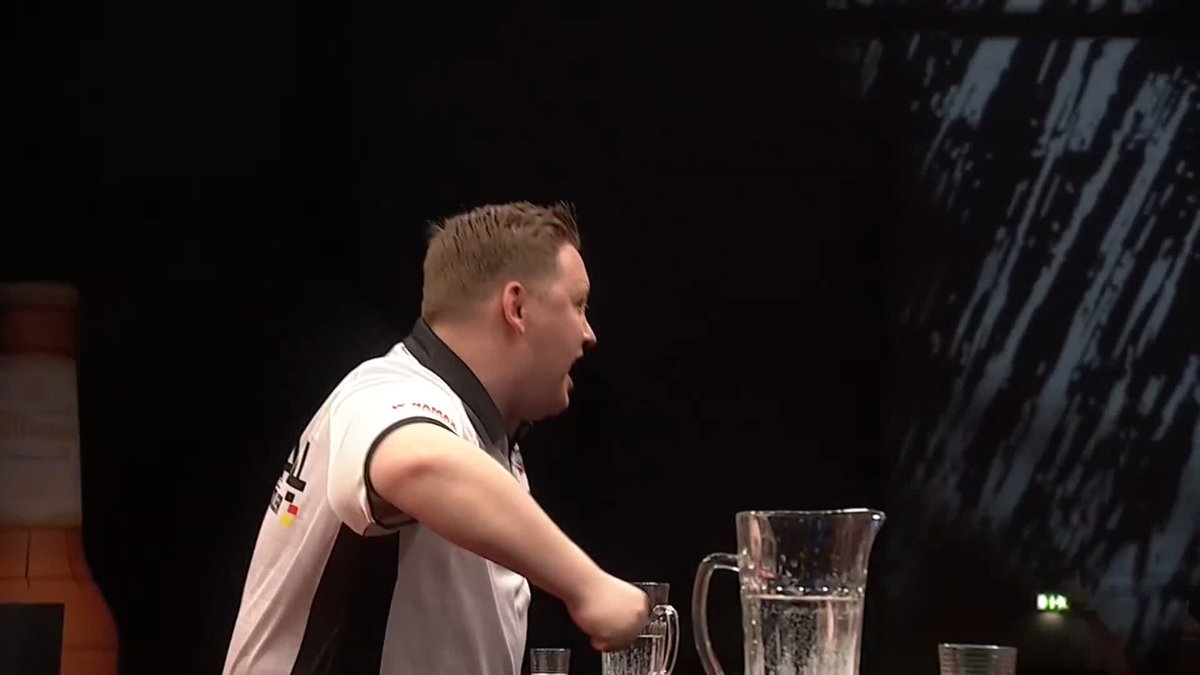 SCHINDLER ONE STEP CLOSER! Martin Schindler's hopes of retaining his International Darts Open title in Riesa continues, as he beats Peter Wright 6-2 to book his spot in the semi-final against Nathan Aspinall! 📺 #ET3