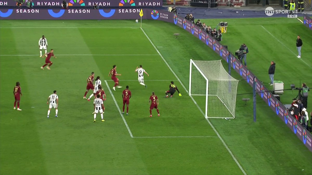 WHAT A SAVE SVILAR 👏 Straight down the other end from Juventus, and Gonzalez's header looks to be finding the corner, but Svilar incredibly tips it onto the bar 🧤 Action packed 2 minutes 🤯 📺 TNT Sports & discovery+ UK