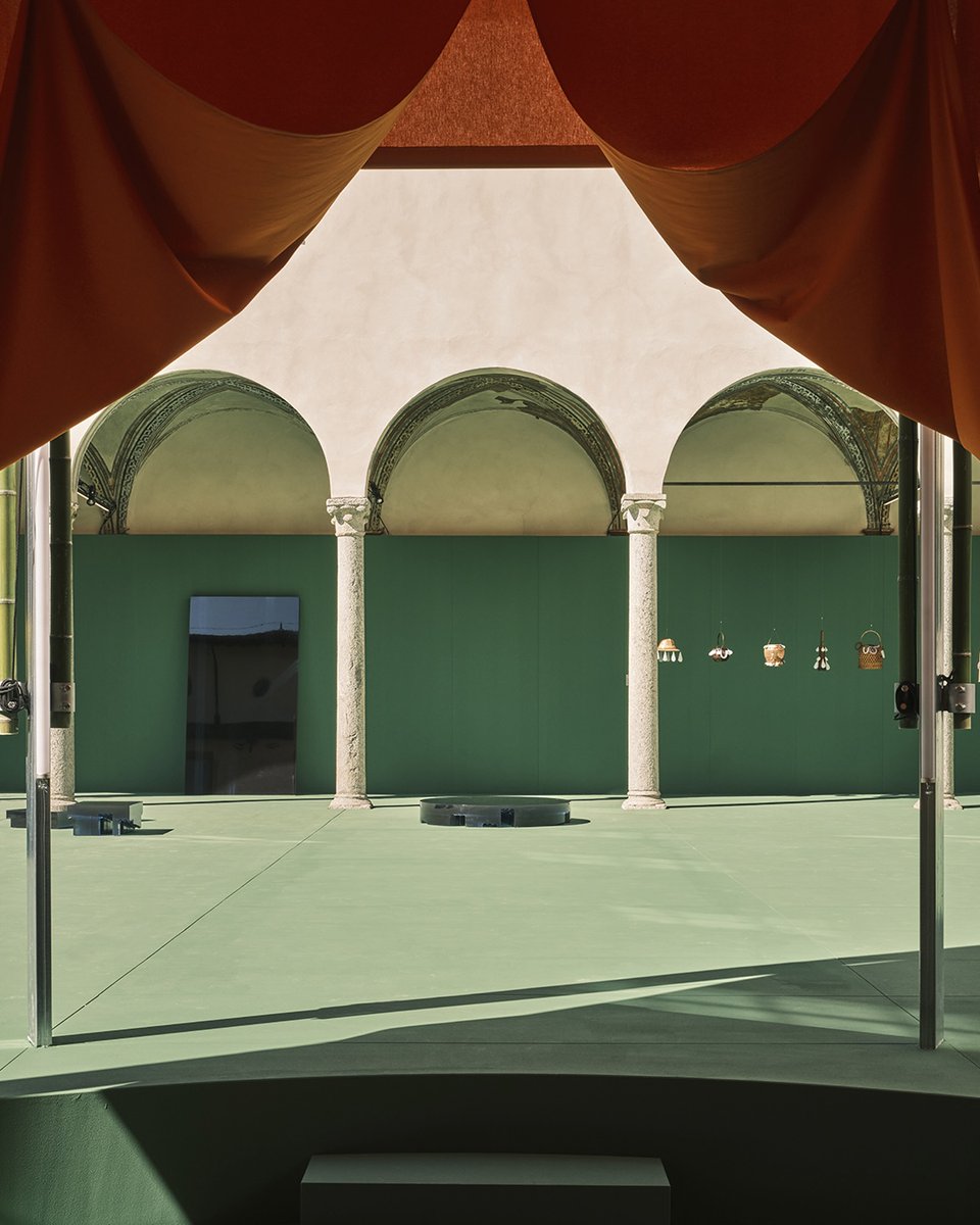 From history to identity. The #GucciBambooEncounters exhibition is held within the courtyard of the 16th century Chiostri di San Simpliciano. Located in the heart of Milan, the space oscillates between the ancient and the modern, intertwining the dimensions of design and art in an ever-evolving dialogue. Gucci | Bamboo Encounters is on display during #Fuorisalone2025 from April 8 to 13 and is complemented by a public program in four acts—each expanding on different dimensions of “encounters,” articulated through ‘imaginaries,’ ‘materials,’ ‘crafts,’ and ‘narratives.’ Book your visit #AntonAlvarez #NathalieDuPasquier #SisanLee #LauridsGallée #DimaSrouji #thebackstudio #KiteClub #2050plus
