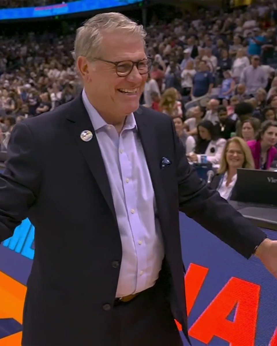 Geno Auriemma waited to get his hug from Dawn Staley 😅 Two of the all-time greats 👏