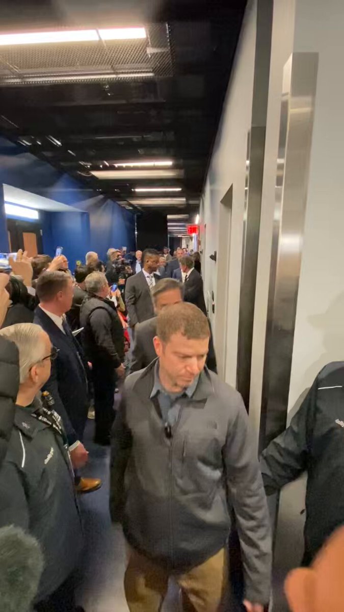 Wayne Gretzky walking into the Caps locker room. “Wow, a lot of cameras. More than when I scored.” 😂😂