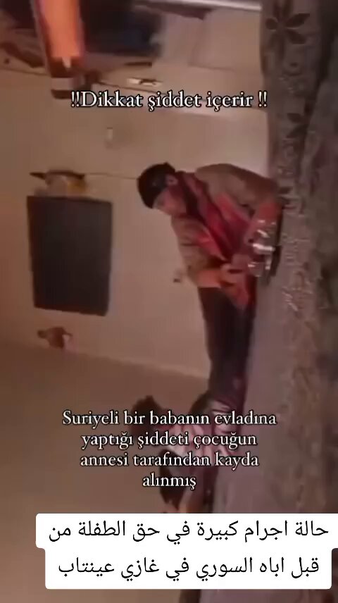 والد سوري يقوم بتعنيف طفلته بشكل قاسي ومؤلم يا الله ماكل هذه القسوة ماكل هذا الظلم اوجعني هذا المشهد كثيرا بعض النفوس الخبيثه لا تفرق بين صغير او كبير الله المستعان على كل حيوان منسلخ من الاخلاق والقيم والمبادئ والرجولة اين سيذهب من الله واين سيذهب من عدالة الدنياء قبل الأخرة.